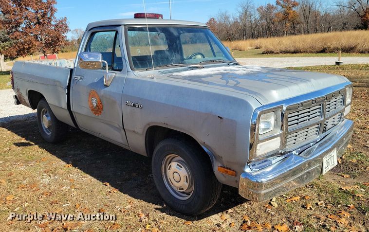 image for item NO9762 1991 Dodge D150 pickup truck