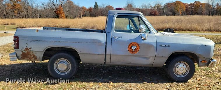 image for item NO9762 1991 Dodge D150 pickup truck