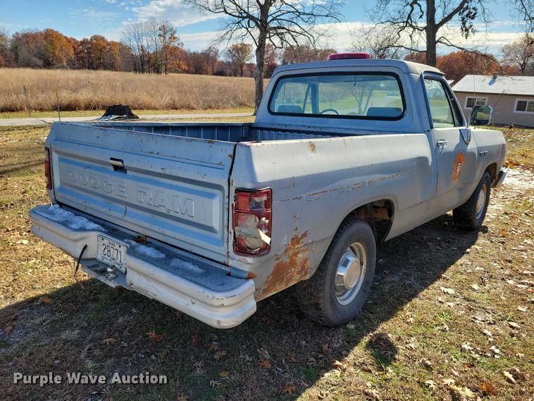 image for item NO9762 1991 Dodge D150 pickup truck