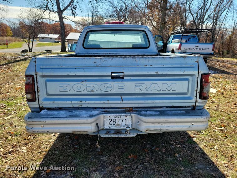image for item NO9762 1991 Dodge D150 pickup truck