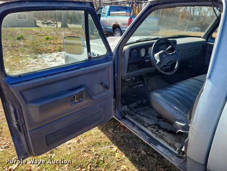 image for item NO9762 1991 Dodge D150 pickup truck