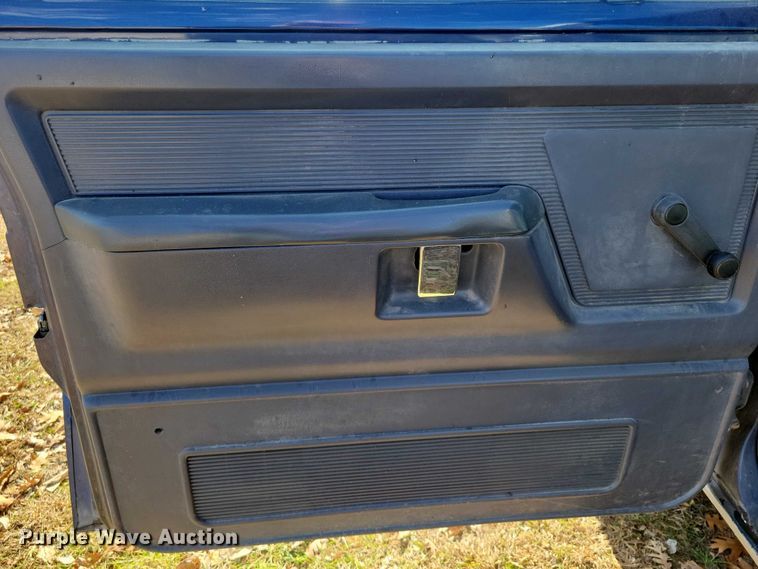 image for item NO9762 1991 Dodge D150 pickup truck