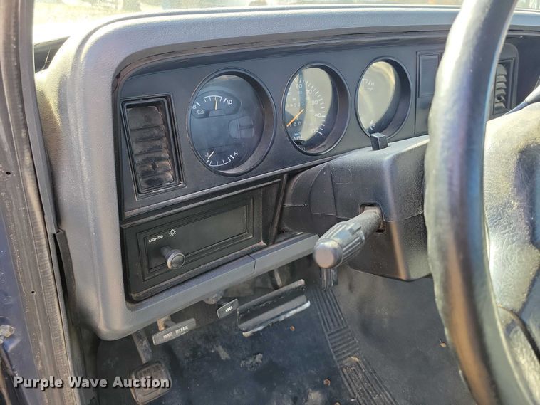 image for item NO9762 1991 Dodge D150 pickup truck