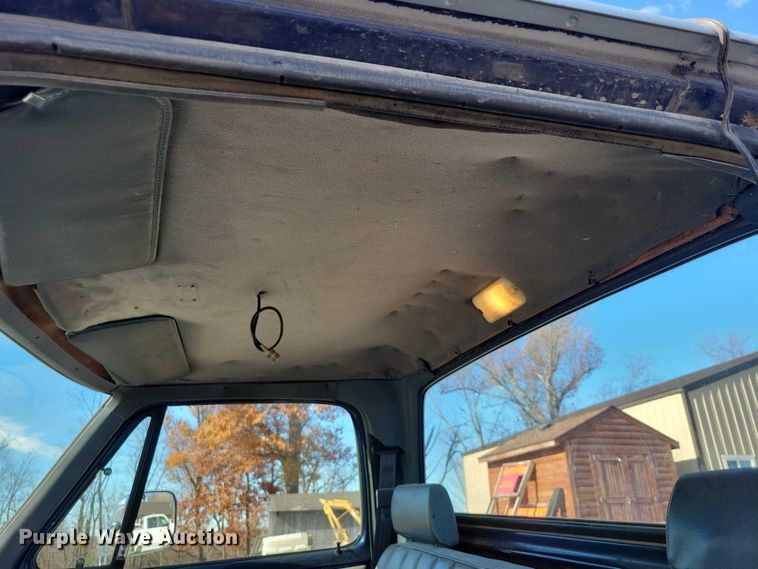 image for item NO9762 1991 Dodge D150 pickup truck