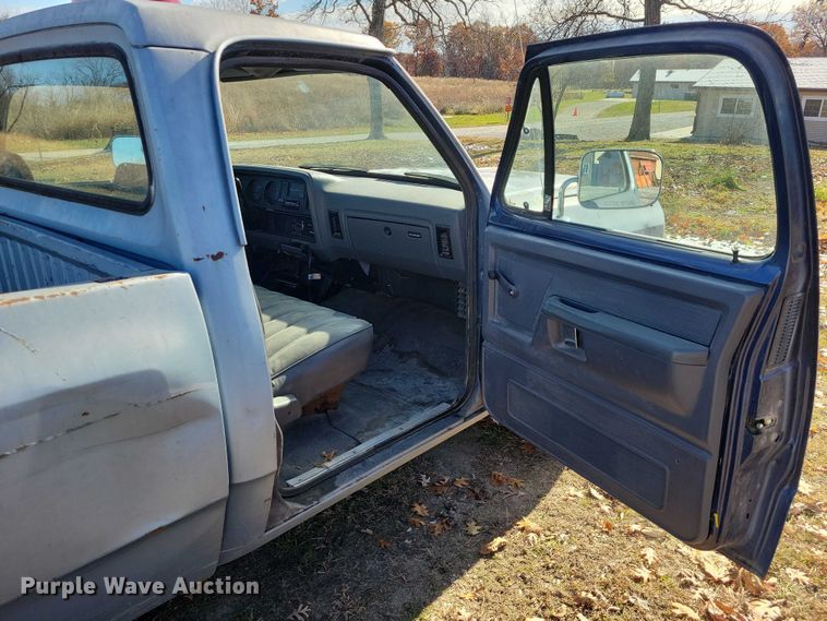 image for item NO9762 1991 Dodge D150 pickup truck