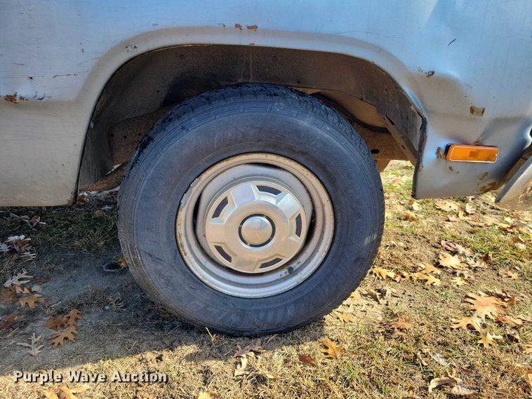 image for item NO9762 1991 Dodge D150 pickup truck