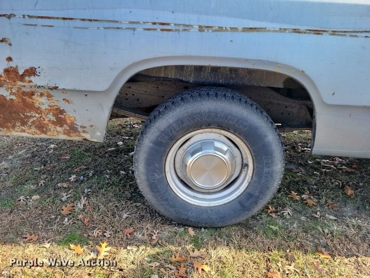 image for item NO9762 1991 Dodge D150 pickup truck