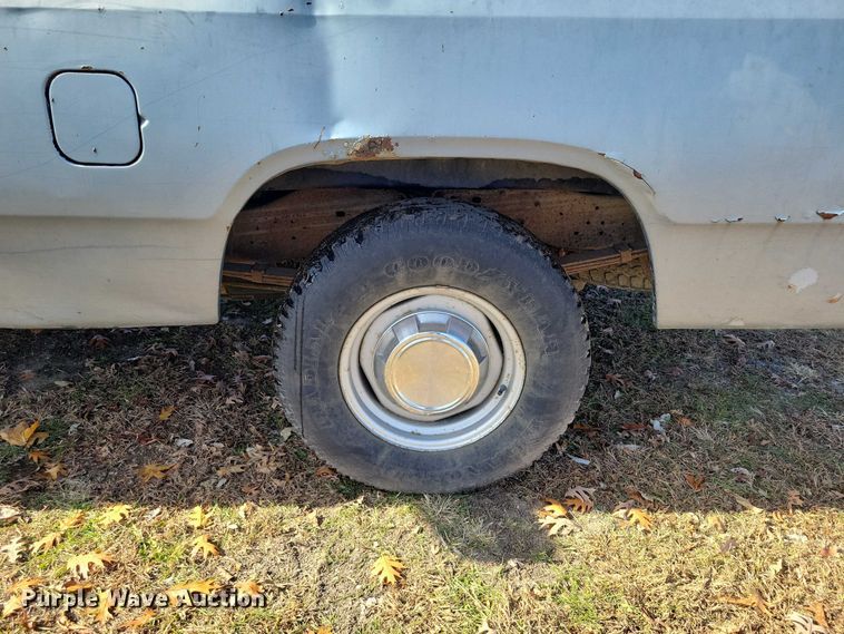 image for item NO9762 1991 Dodge D150 pickup truck