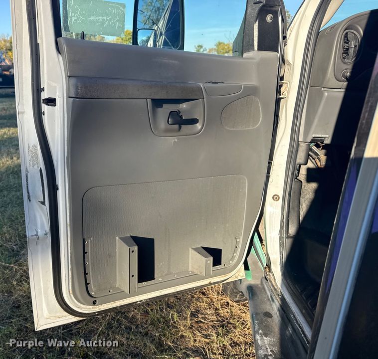 image for item DJ7875 2004 Ford E450 party bus