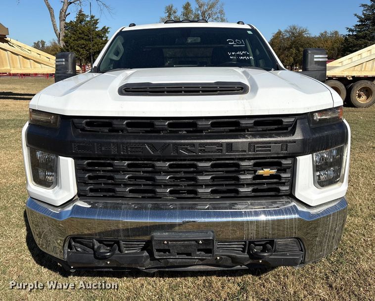 image for item DJ7953 2022 Chevrolet Silverado 3500HD  Crew Cab flatbed pickup truck