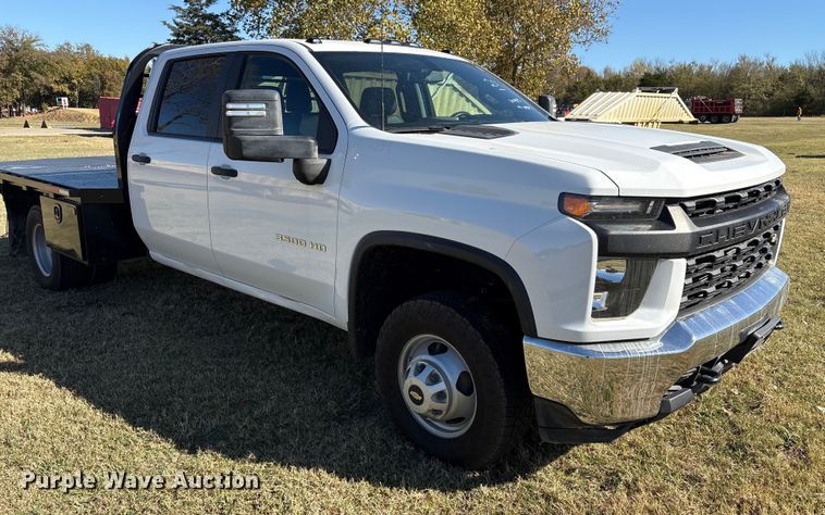 image for item DJ7953 2022 Chevrolet Silverado 3500HD  Crew Cab flatbed pickup truck