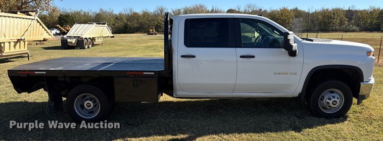 image for item DJ7953 2022 Chevrolet Silverado 3500HD  Crew Cab flatbed pickup truck