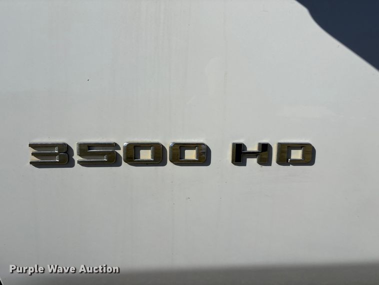 image for item DJ7953 2022 Chevrolet Silverado 3500HD  Crew Cab flatbed pickup truck