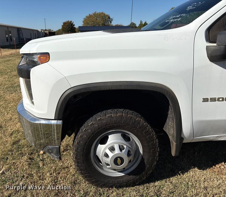 image for item DJ7953 2022 Chevrolet Silverado 3500HD  Crew Cab flatbed pickup truck