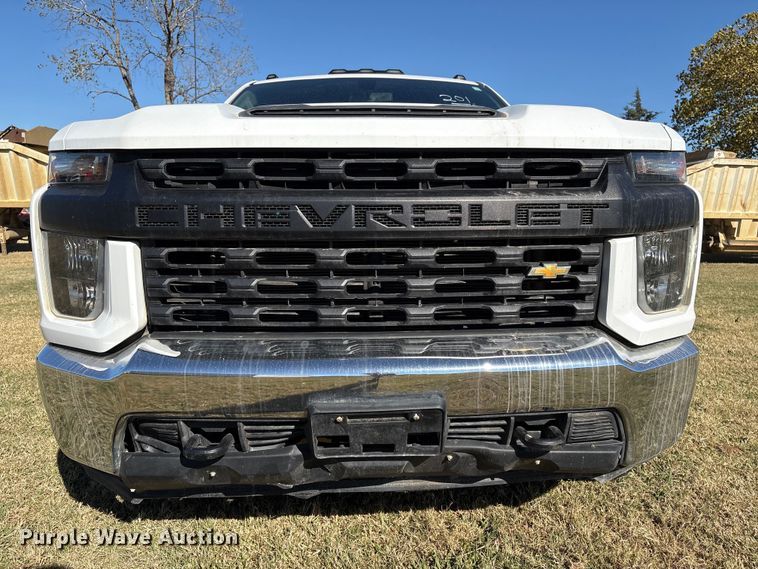 image for item DJ7953 2022 Chevrolet Silverado 3500HD  Crew Cab flatbed pickup truck