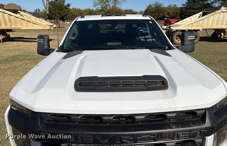 image for item DJ7953 2022 Chevrolet Silverado 3500HD  Crew Cab flatbed pickup truck