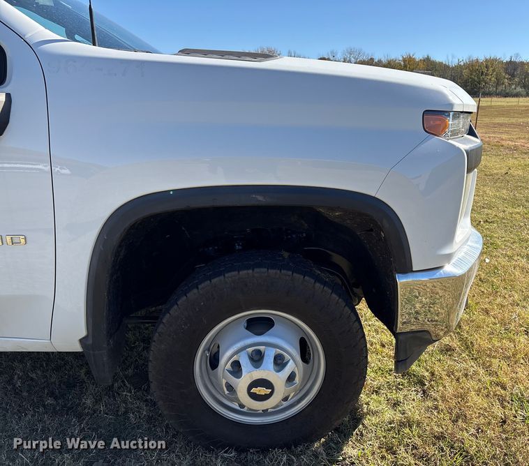 image for item DJ7953 2022 Chevrolet Silverado 3500HD  Crew Cab flatbed pickup truck