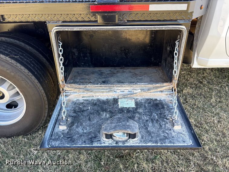 image for item DJ7953 2022 Chevrolet Silverado 3500HD  Crew Cab flatbed pickup truck