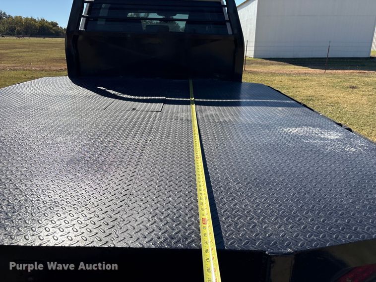 image for item DJ7953 2022 Chevrolet Silverado 3500HD  Crew Cab flatbed pickup truck