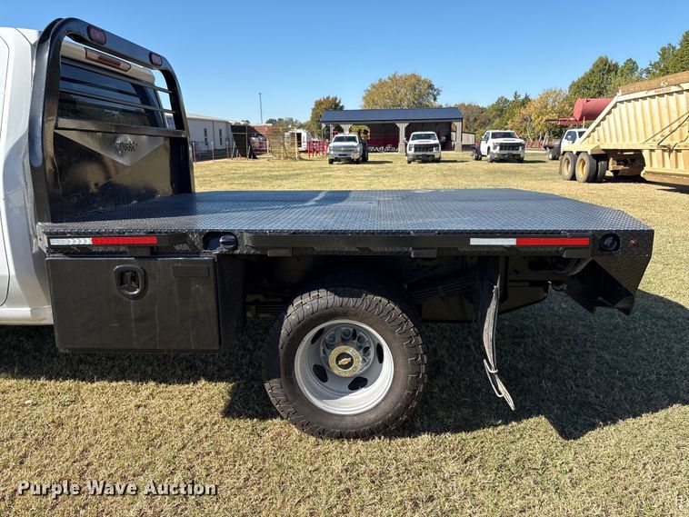 image for item DJ7953 2022 Chevrolet Silverado 3500HD  Crew Cab flatbed pickup truck