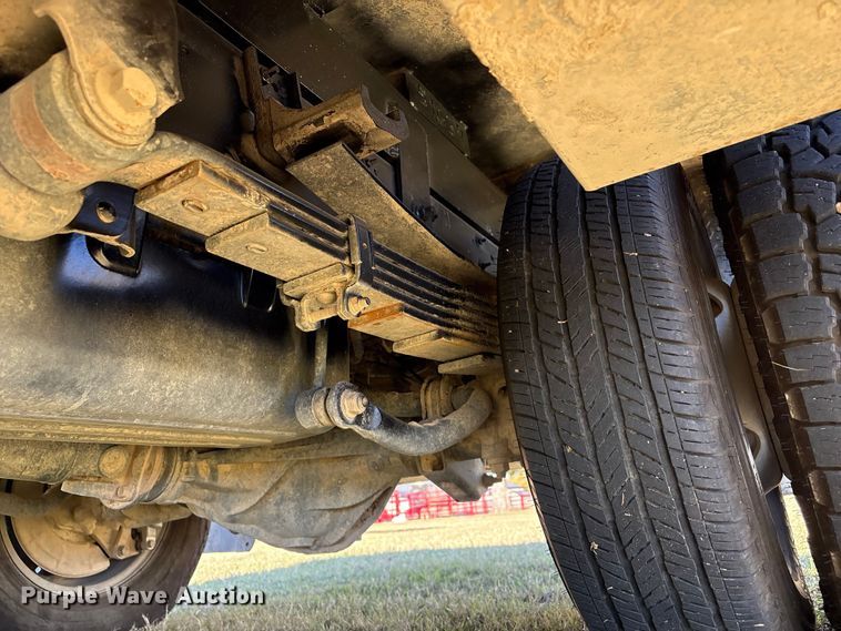 image for item DJ7953 2022 Chevrolet Silverado 3500HD  Crew Cab flatbed pickup truck