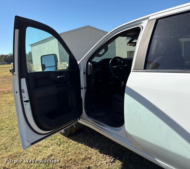 image for item DJ7953 2022 Chevrolet Silverado 3500HD  Crew Cab flatbed pickup truck