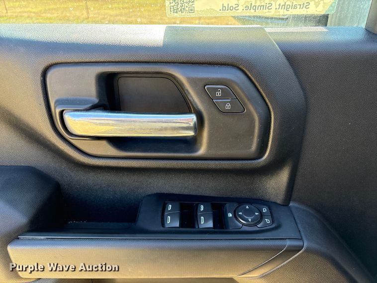 image for item DJ7953 2022 Chevrolet Silverado 3500HD  Crew Cab flatbed pickup truck