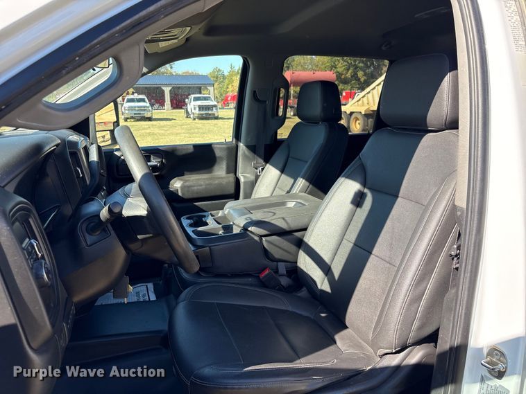 image for item DJ7953 2022 Chevrolet Silverado 3500HD  Crew Cab flatbed pickup truck