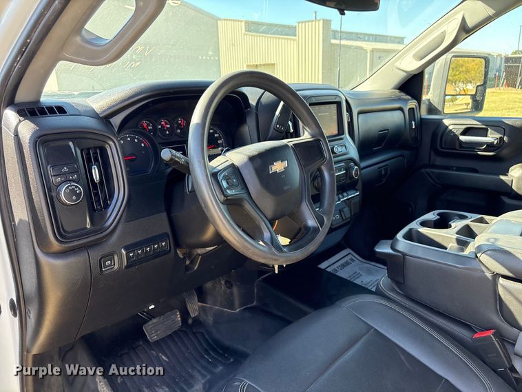 image for item DJ7953 2022 Chevrolet Silverado 3500HD  Crew Cab flatbed pickup truck