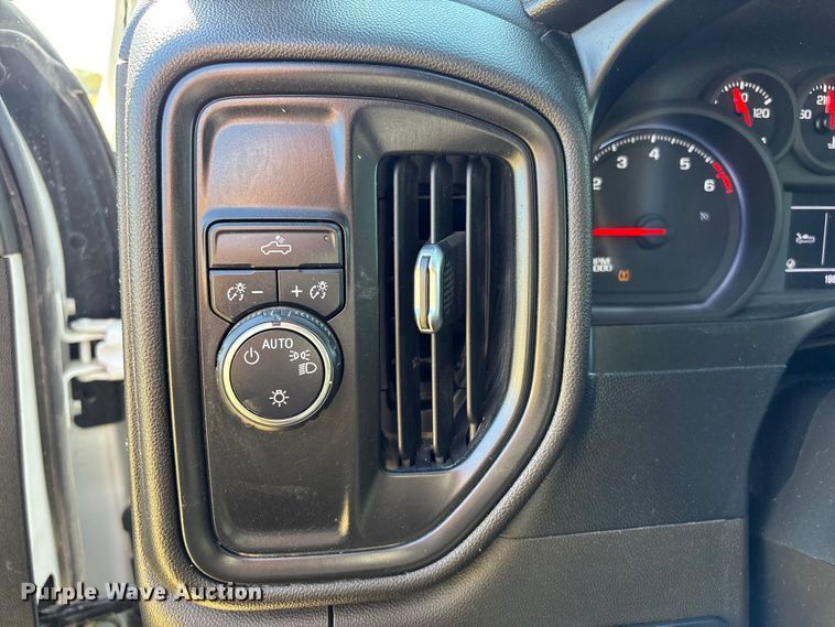 image for item DJ7953 2022 Chevrolet Silverado 3500HD  Crew Cab flatbed pickup truck