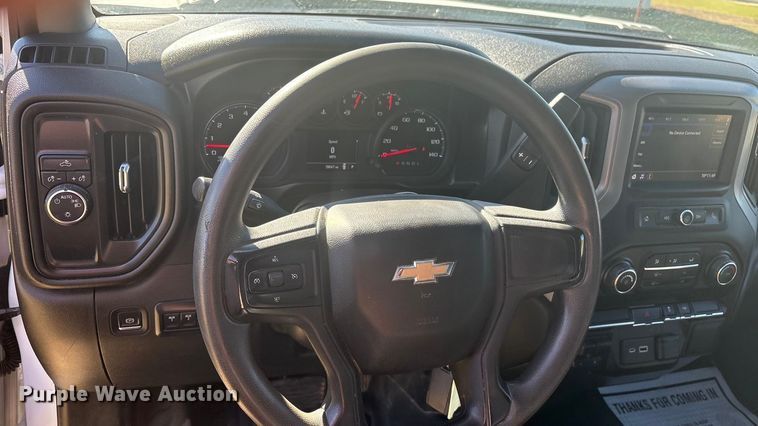 image for item DJ7953 2022 Chevrolet Silverado 3500HD  Crew Cab flatbed pickup truck