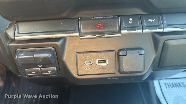 image for item DJ7953 2022 Chevrolet Silverado 3500HD  Crew Cab flatbed pickup truck