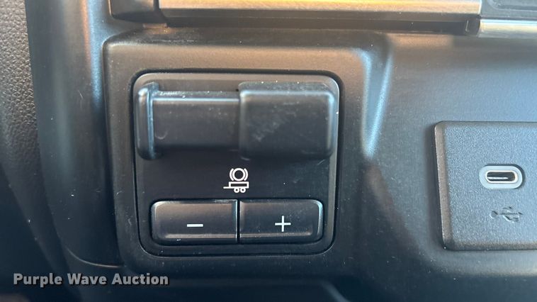 image for item DJ7953 2022 Chevrolet Silverado 3500HD  Crew Cab flatbed pickup truck