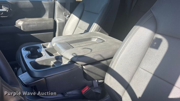 image for item DJ7953 2022 Chevrolet Silverado 3500HD  Crew Cab flatbed pickup truck