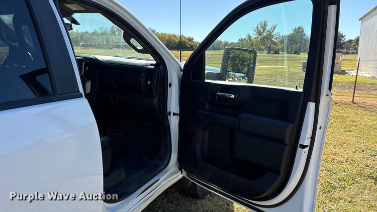 image for item DJ7953 2022 Chevrolet Silverado 3500HD  Crew Cab flatbed pickup truck