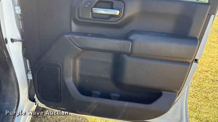 image for item DJ7953 2022 Chevrolet Silverado 3500HD  Crew Cab flatbed pickup truck