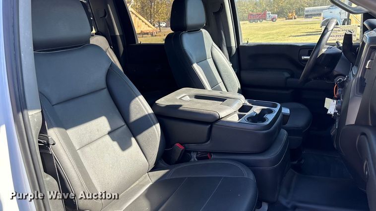 image for item DJ7953 2022 Chevrolet Silverado 3500HD  Crew Cab flatbed pickup truck