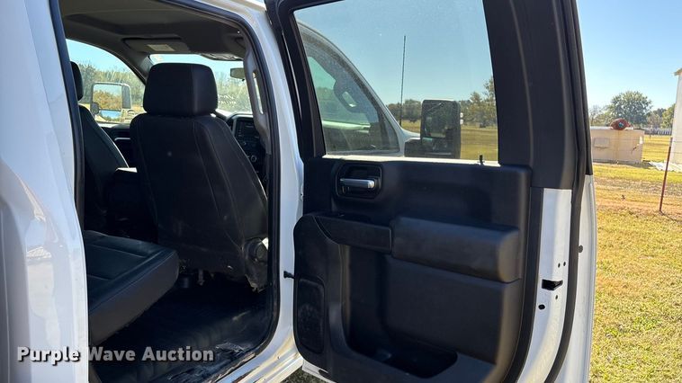 image for item DJ7953 2022 Chevrolet Silverado 3500HD  Crew Cab flatbed pickup truck