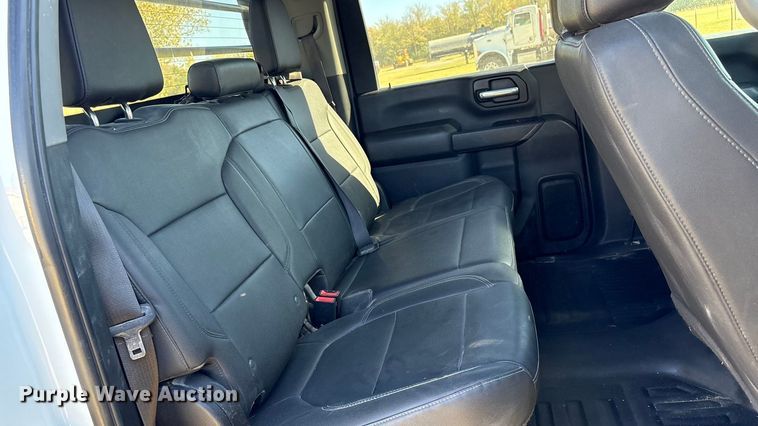 image for item DJ7953 2022 Chevrolet Silverado 3500HD  Crew Cab flatbed pickup truck