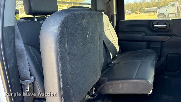 image for item DJ7953 2022 Chevrolet Silverado 3500HD  Crew Cab flatbed pickup truck