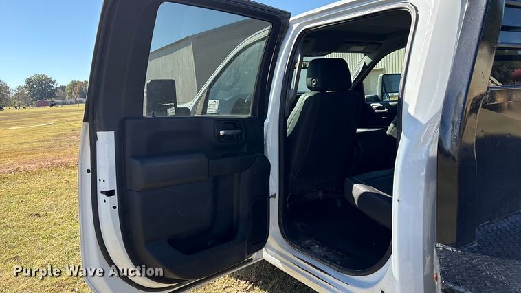 image for item DJ7953 2022 Chevrolet Silverado 3500HD  Crew Cab flatbed pickup truck