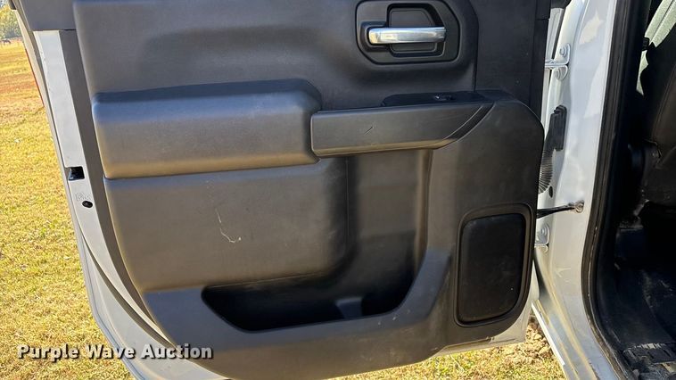 image for item DJ7953 2022 Chevrolet Silverado 3500HD  Crew Cab flatbed pickup truck