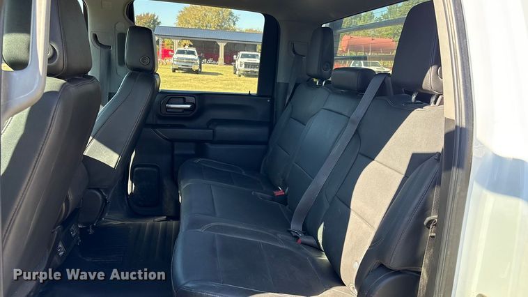 image for item DJ7953 2022 Chevrolet Silverado 3500HD  Crew Cab flatbed pickup truck