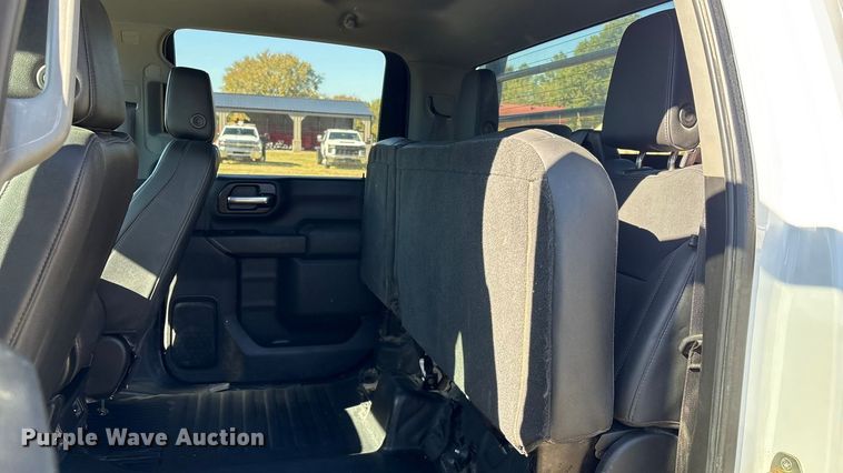 image for item DJ7953 2022 Chevrolet Silverado 3500HD  Crew Cab flatbed pickup truck