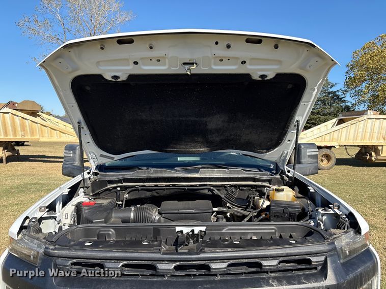 image for item DJ7953 2022 Chevrolet Silverado 3500HD  Crew Cab flatbed pickup truck