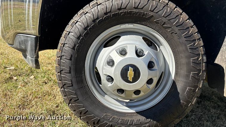 image for item DJ7953 2022 Chevrolet Silverado 3500HD  Crew Cab flatbed pickup truck