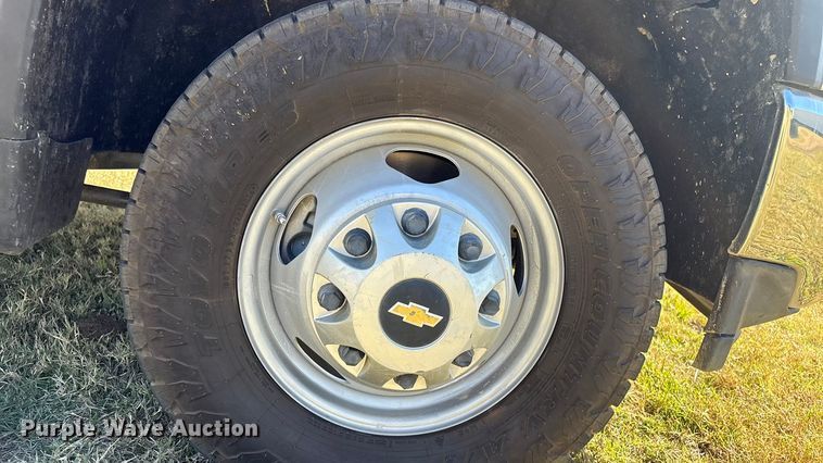 image for item DJ7953 2022 Chevrolet Silverado 3500HD  Crew Cab flatbed pickup truck