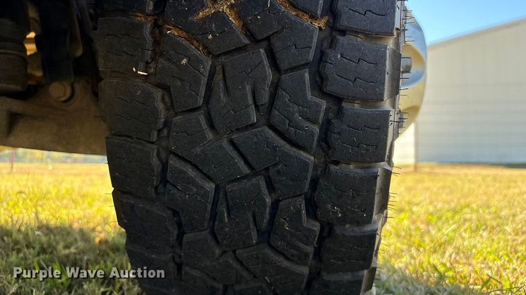 image for item DJ7953 2022 Chevrolet Silverado 3500HD  Crew Cab flatbed pickup truck