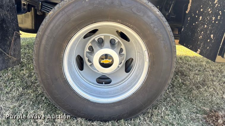 image for item DJ7953 2022 Chevrolet Silverado 3500HD  Crew Cab flatbed pickup truck