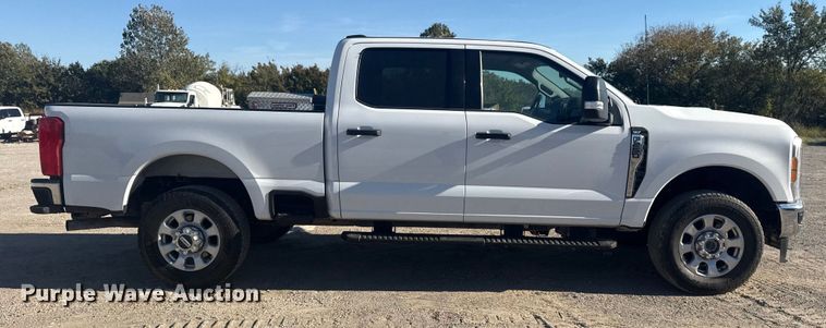 image for item DJ7983 2023 Ford F250 Super Duty Crew Cab pickup truck